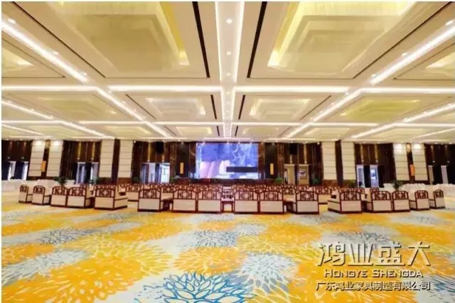 接待沙發(fā)在外觀上給人的印象是“厚實”，近看有剛毅的氣質