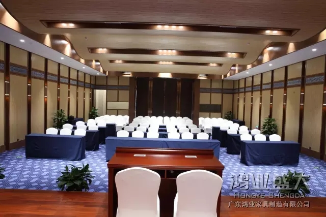會議桌椅采用天然生漆，由老師傅手工上漆，這是純木工家具