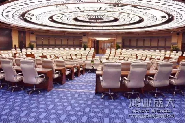 圓桌會議比較適合董事會、高層領導會議、部門會議、分組討論這些參與性較強的活動。