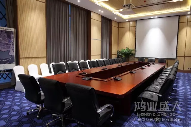 會議桌表面打磨的平滑無比，花紋左右上下配對