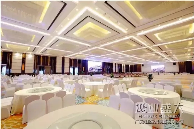 鴻業(yè)盛大為他們大型宴會廳設計的餐桌椅配套方案