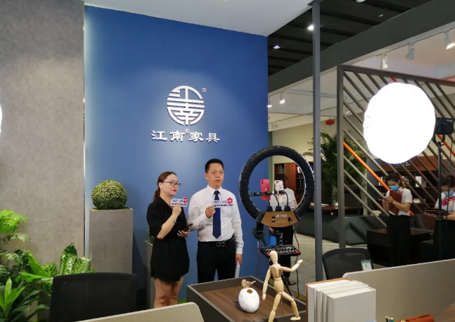 【直擊展會(huì)現(xiàn)場(chǎng)】鴻業(yè)家具線上直播展會(huì)盛事，多彩繽紛！