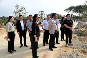 鶴山市政協黨組書記、主席馮偉華同志帶領各專委會主任一行赴鴻業(yè)家具調研工作
